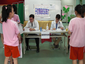 院長柯朝元上校率領優質醫療團隊到光華國中施打人類乳突病毒（HPV）疫苗