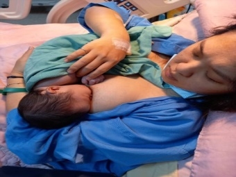 自然產後病床上肌膚接觸